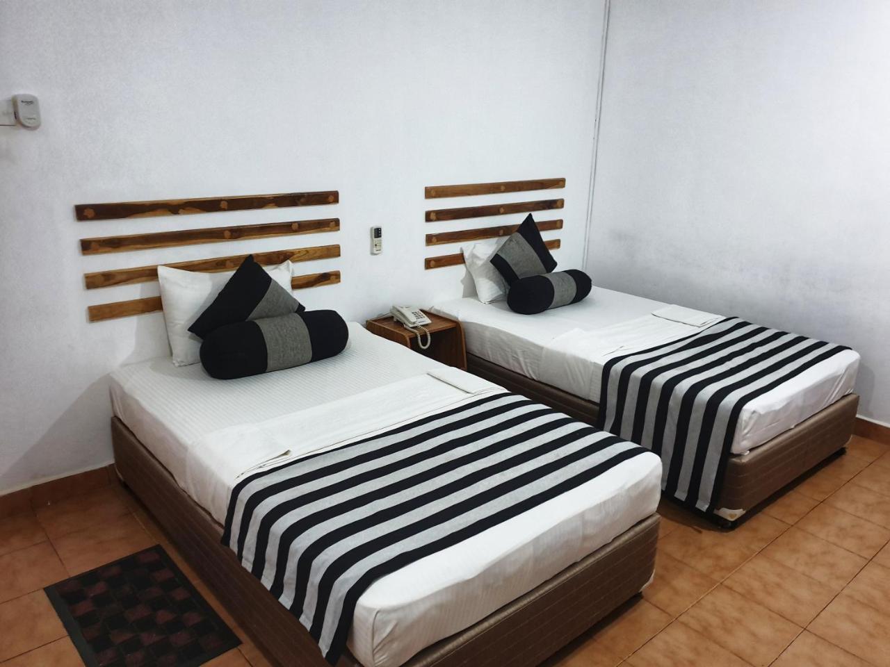 Saji-Sami Hotel Anurâdhapura Extérieur photo