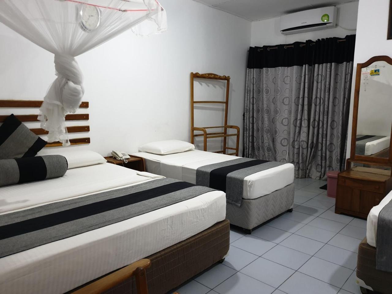 Saji-Sami Hotel Anurâdhapura Extérieur photo